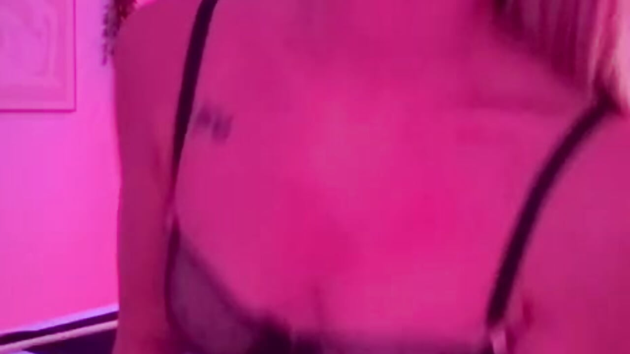 VIDÉO SOLO - QUAND JE JOUE AVEC LA QUEUE DE BILLARD - vidéo du modèle de showcams lola_tentatiion