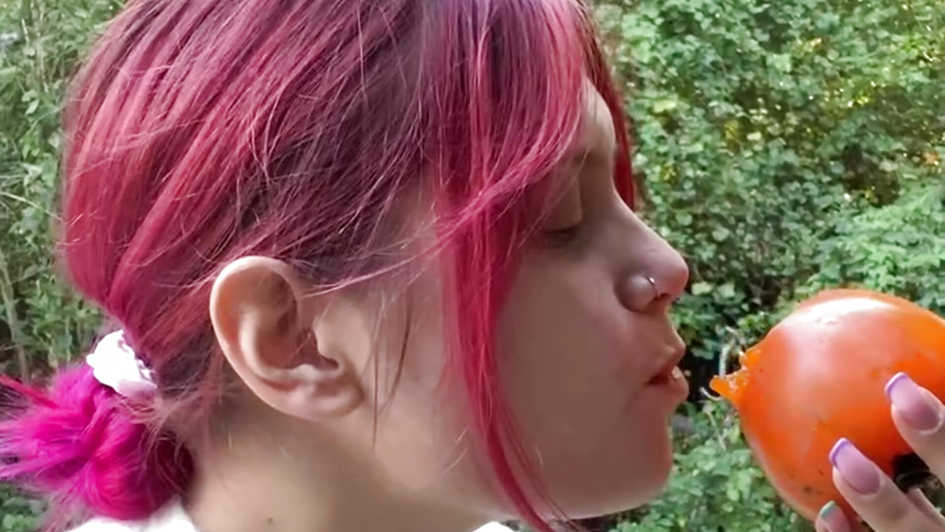 I eat juicy persimmon - video by Infernalice cam model