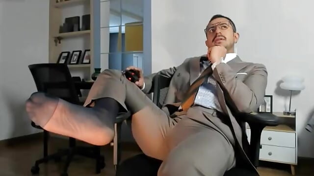 Sexy Suit Crotch play and sheer socks - video av pablo-rincon95 cam-modell