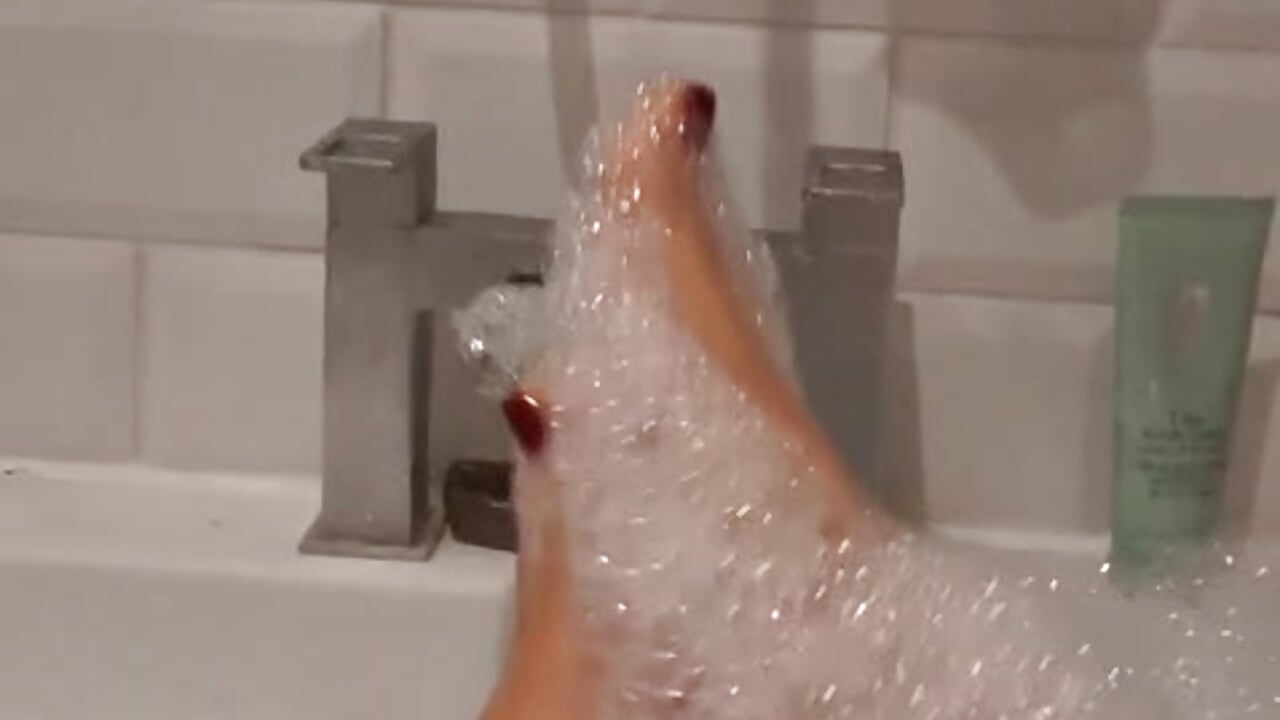 Slaves, Simps and ubs get on your knees and empty your wallet. - British_Bella主播的视频