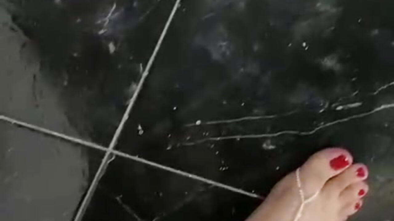 Walking red toenails - video di Kim_Kat modella di cam