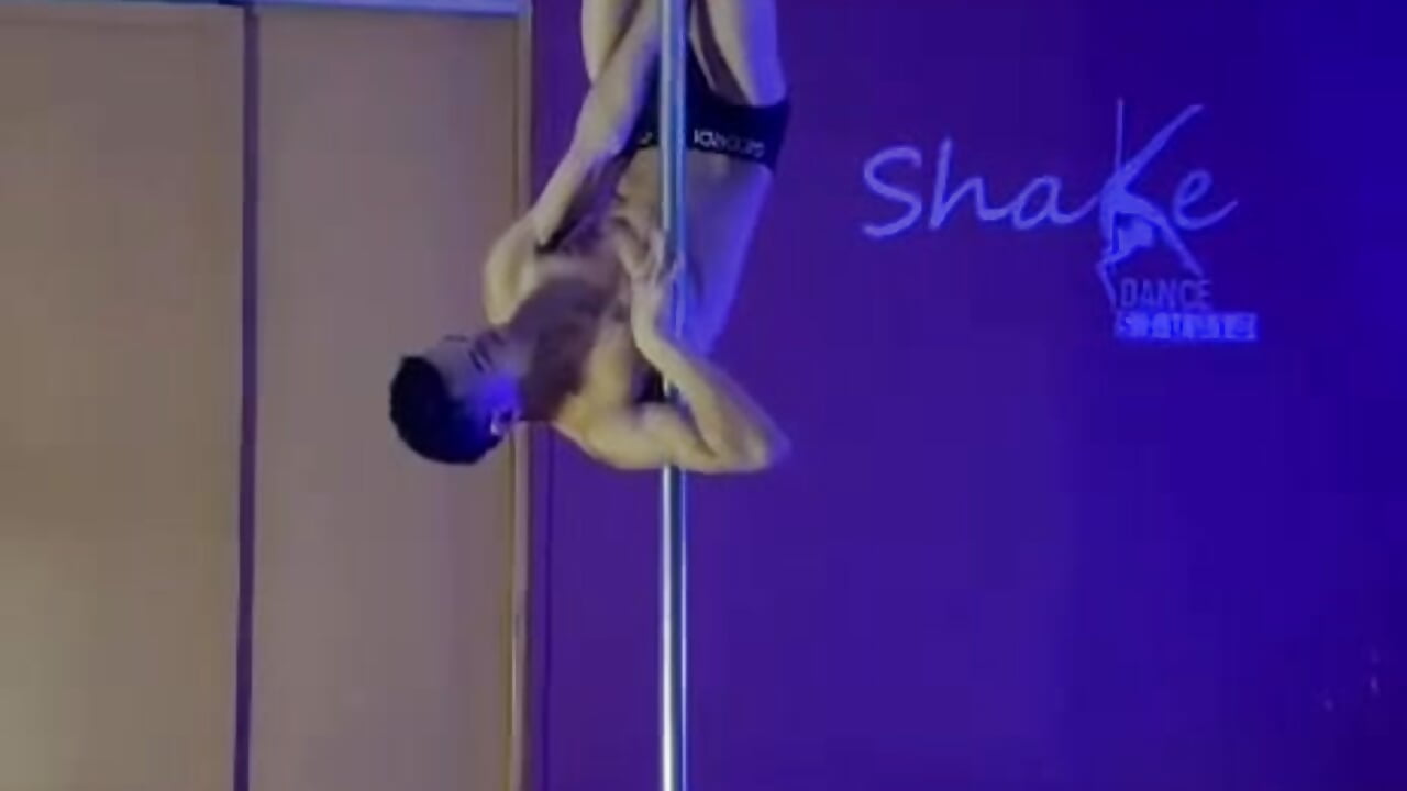 Vídeo em tendência de modelo na câmara Erick_Zhimerman 1887