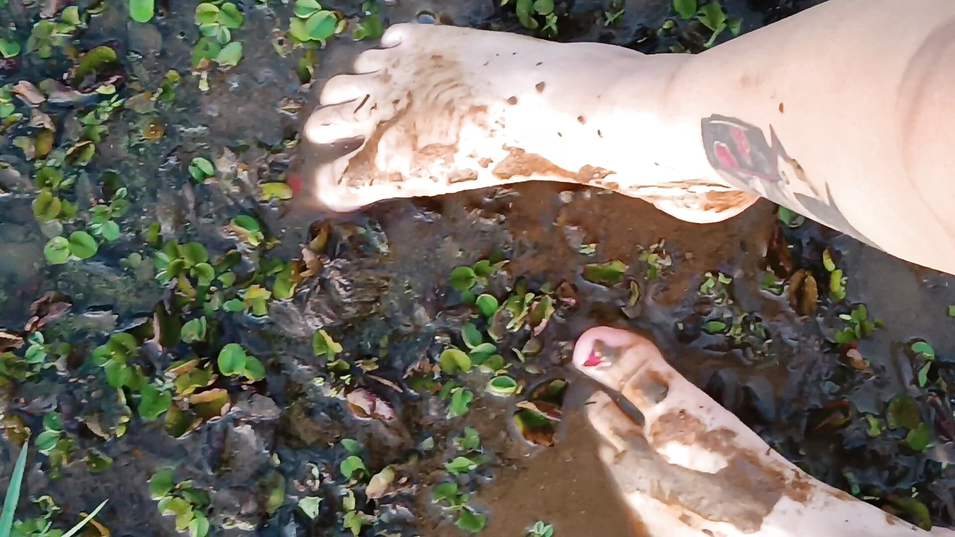 Pisando em lama mostrando as solas dos pés - Liv_Alt 캠 모델의 동영상