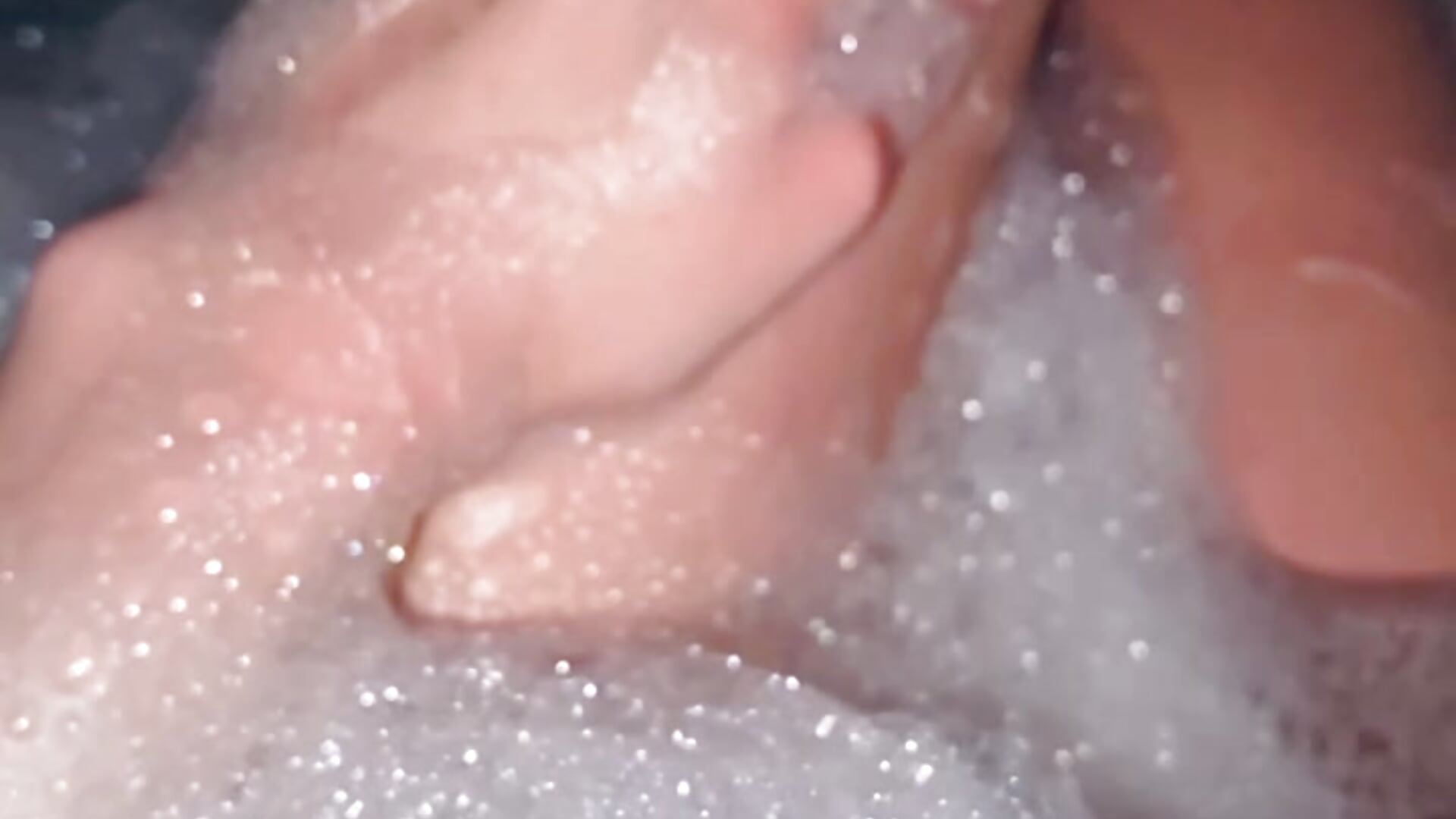 Will you take a bath with me? - video by evanellson cam model