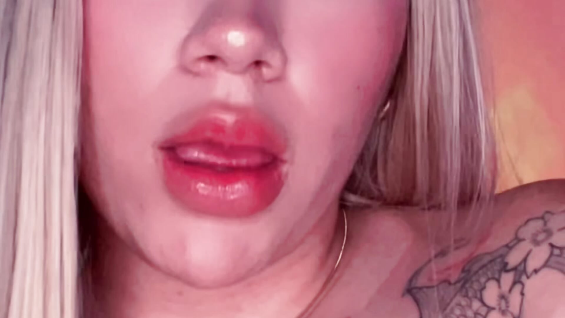 Besito 😽 - video by Im_Valen_Cute cam model