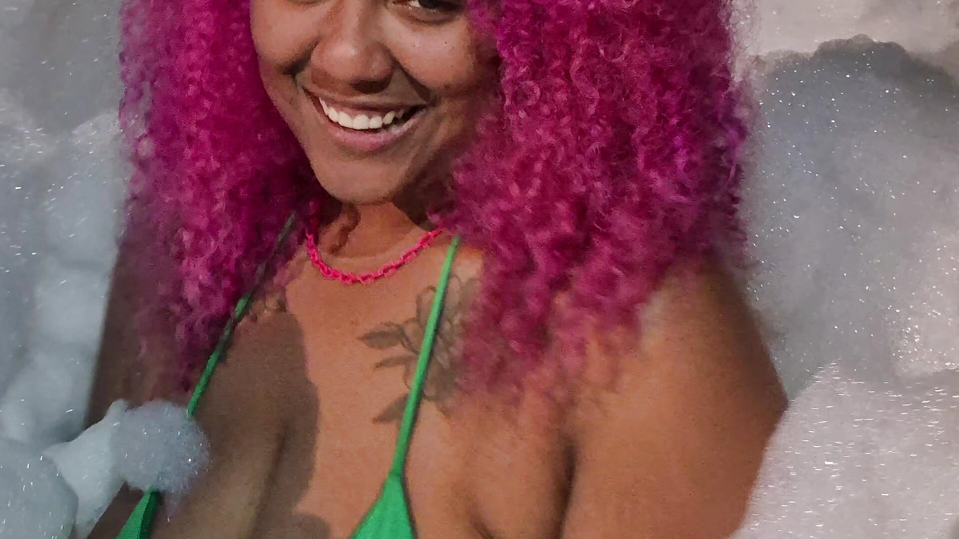 sexy dance with a bubble bath in the jacuzzi - video by Just_Gissellex cam model