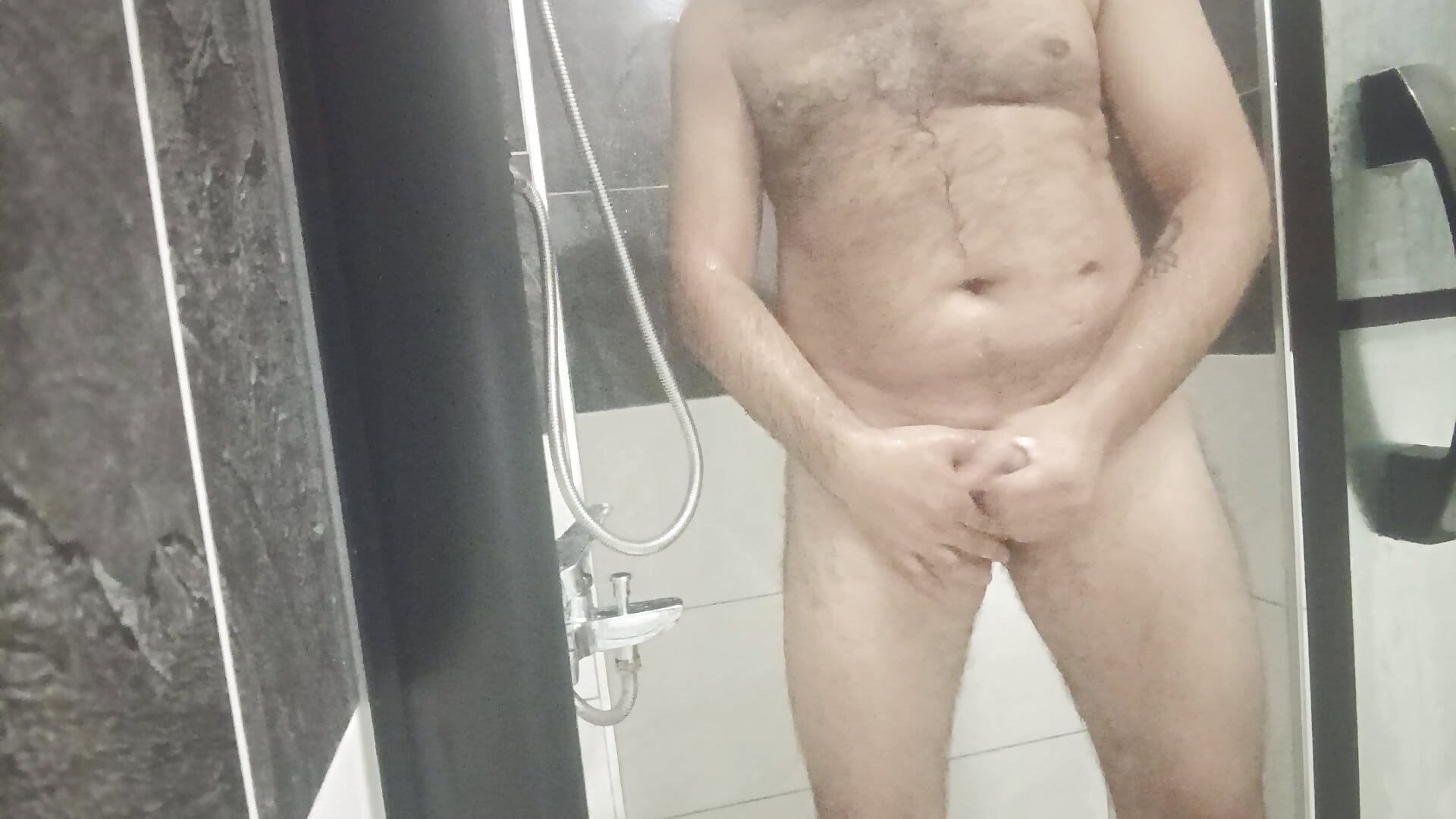 Duşta oyuncak ile birlikte boşalmak