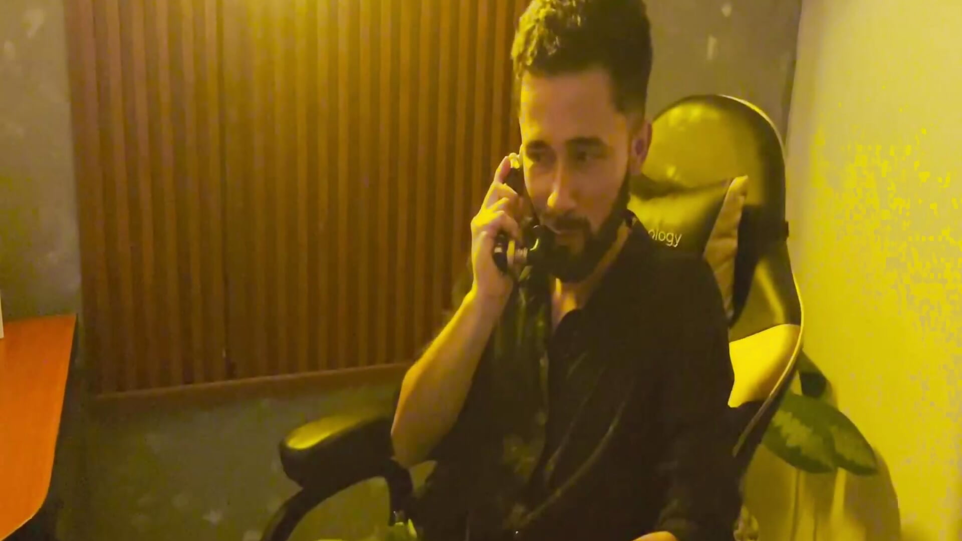 Taking my hot call 🥵 - Vídeo de TropicPulses, modelo de vídeos