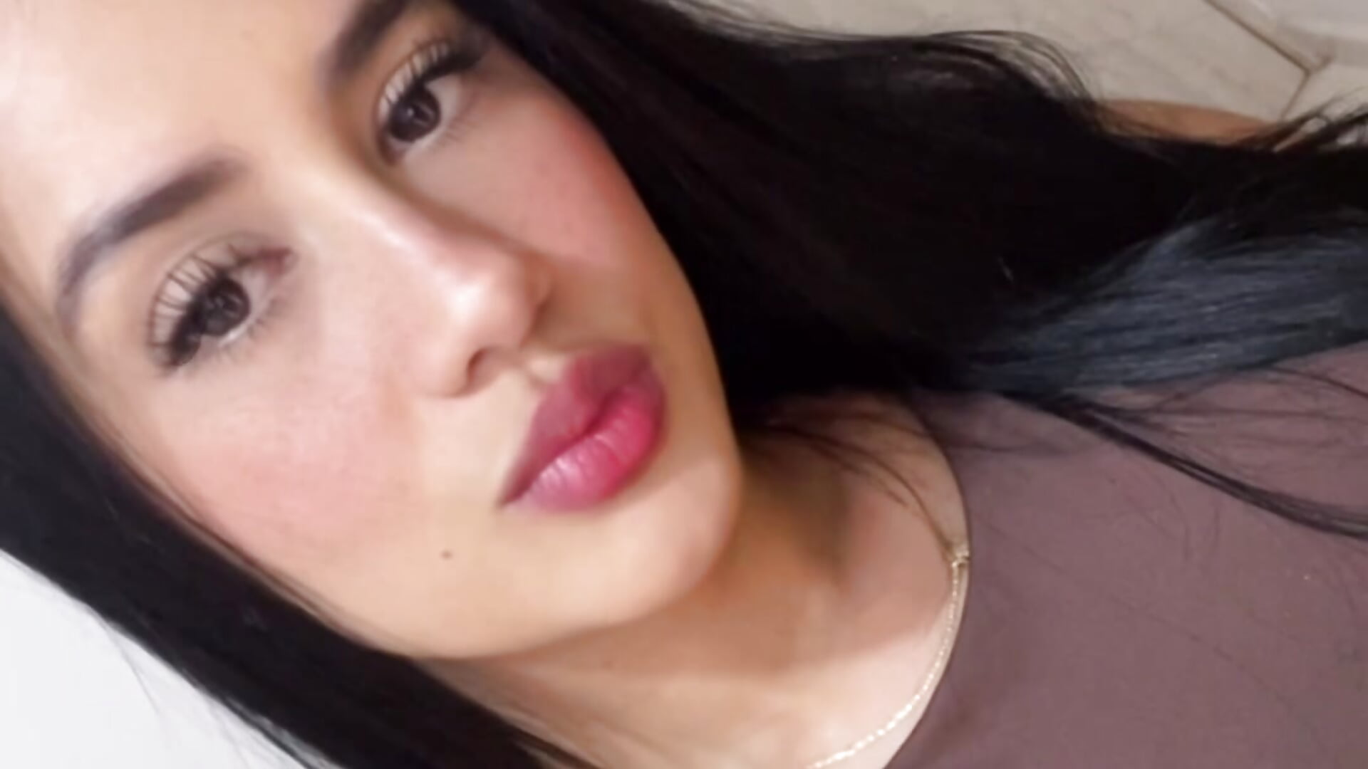 15438ABD-EC60-49A0-9B5C-EE95F201A328 – video od webkamerové modelky Amiirra_