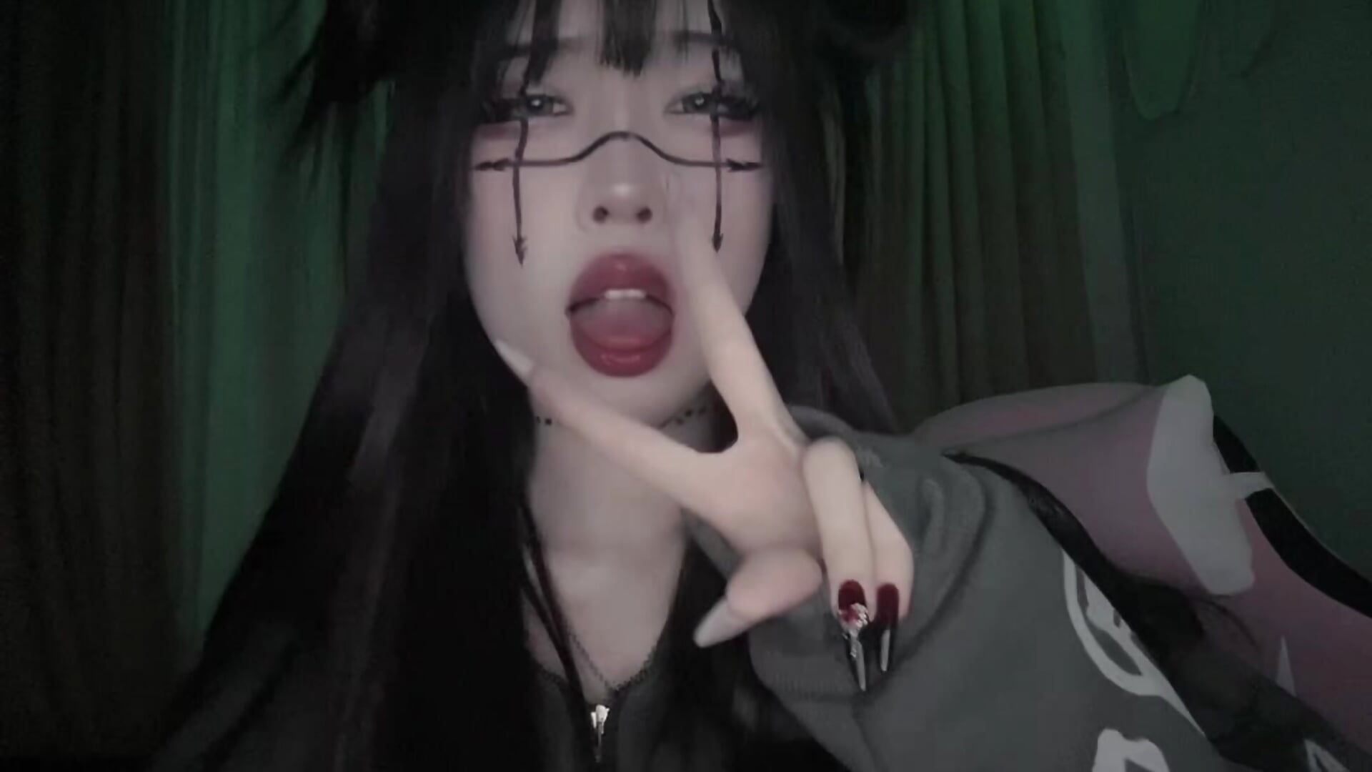 😋 - video by Velvetsky_1 cam model