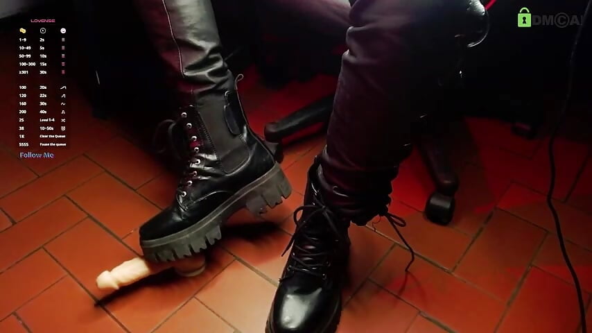 I will step on your cock and make it cum - فيديو من LyleBennett_ موديل الكام