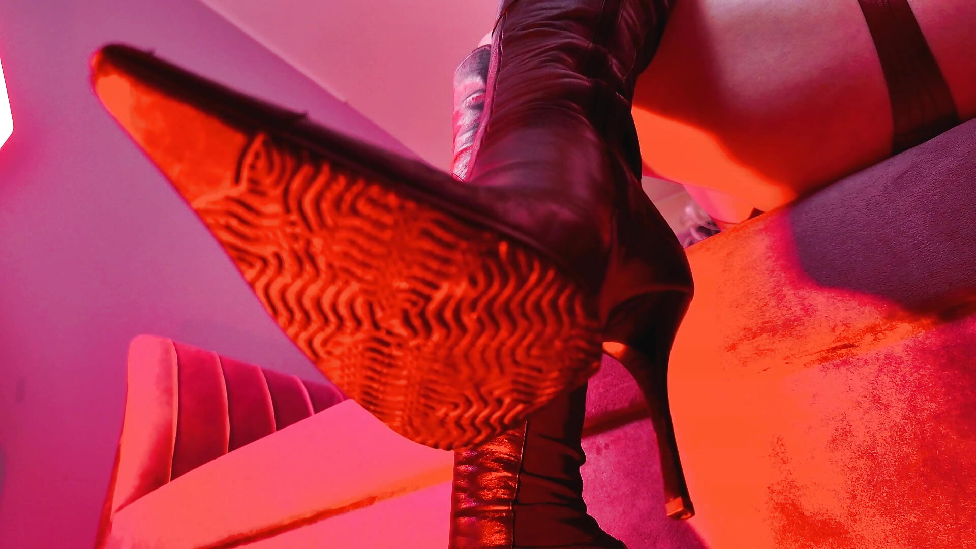 I'll crush your balls with my heel👠 - 視頻由 VivienLeeigh 主播提供