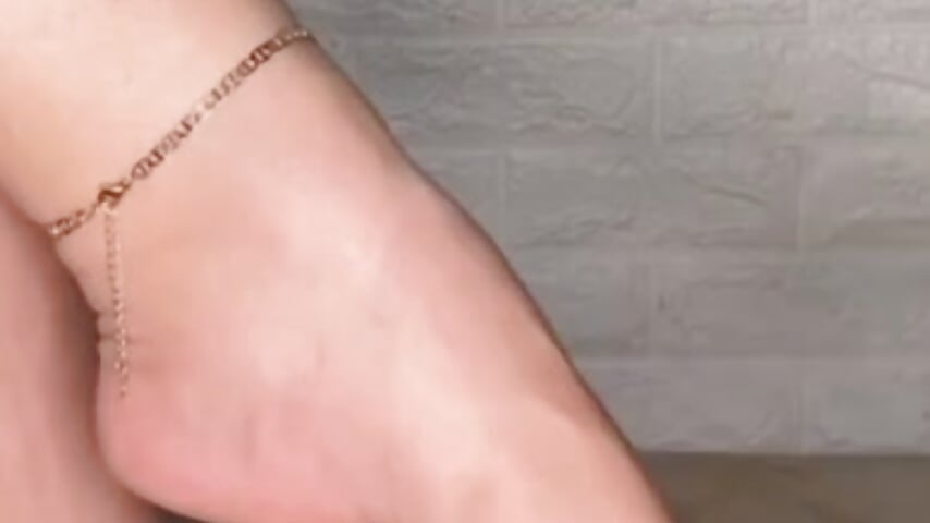 مين كلبي المطيع يجي يلحس رجولي 💦🥵 - Vídeo de Divas_Arab_girls, modelo de vídeos