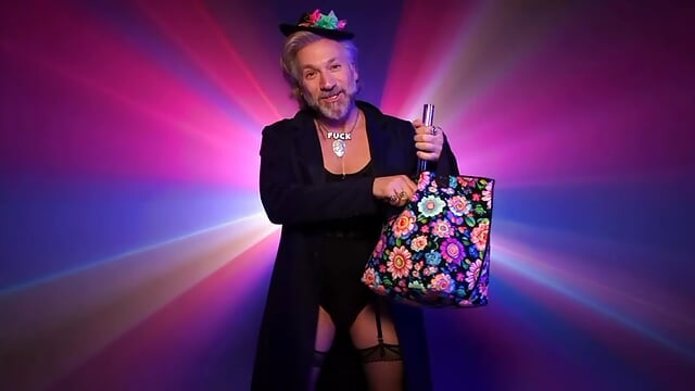 Spoon full of …. - clip cu LINYguy model videochat