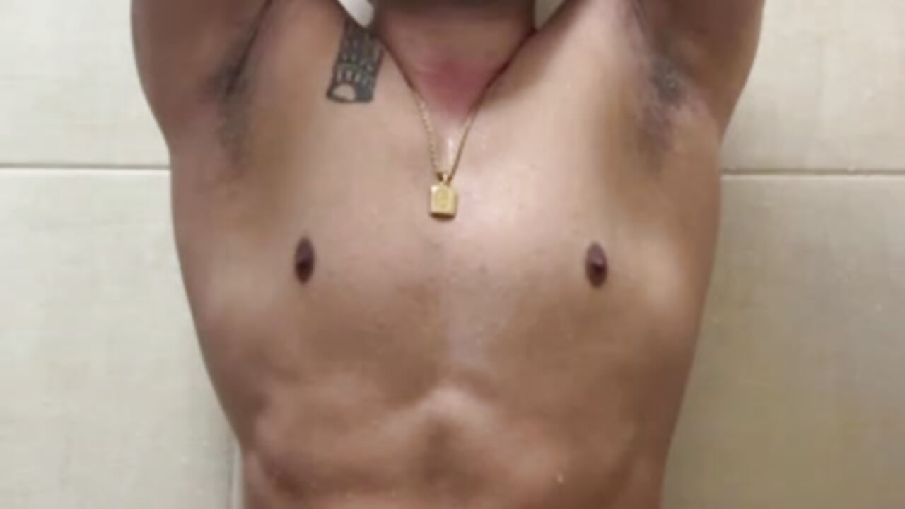 Taking a sexy shower at the gym.－カメラキャストのJeanCollemanの動画