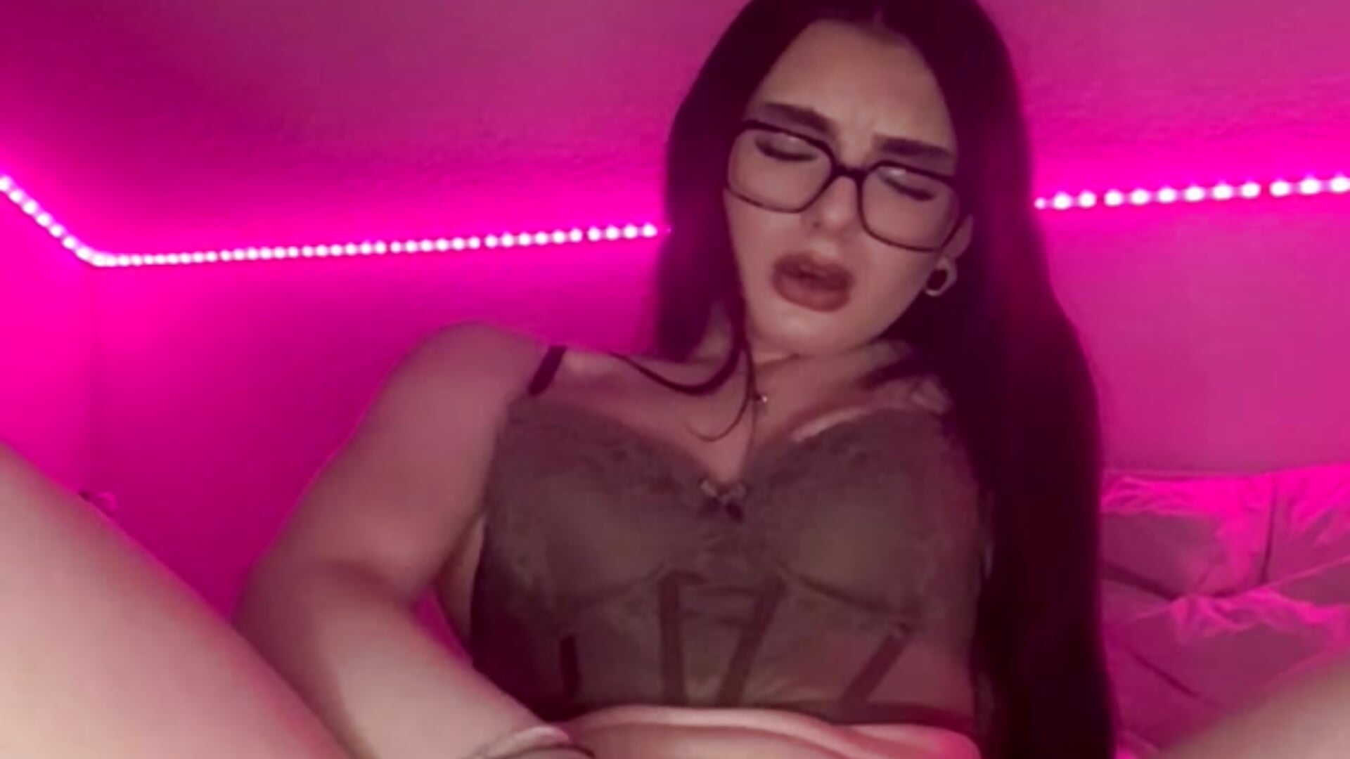 hot squirting video 💦– AdelinaAlia kameramodell videója