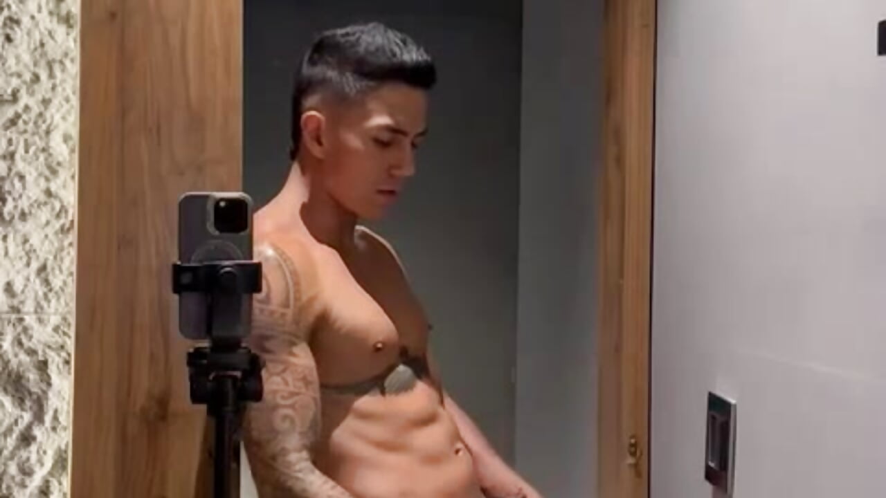 do we shower? - відео від вебкаммоделі Aron_Bolt