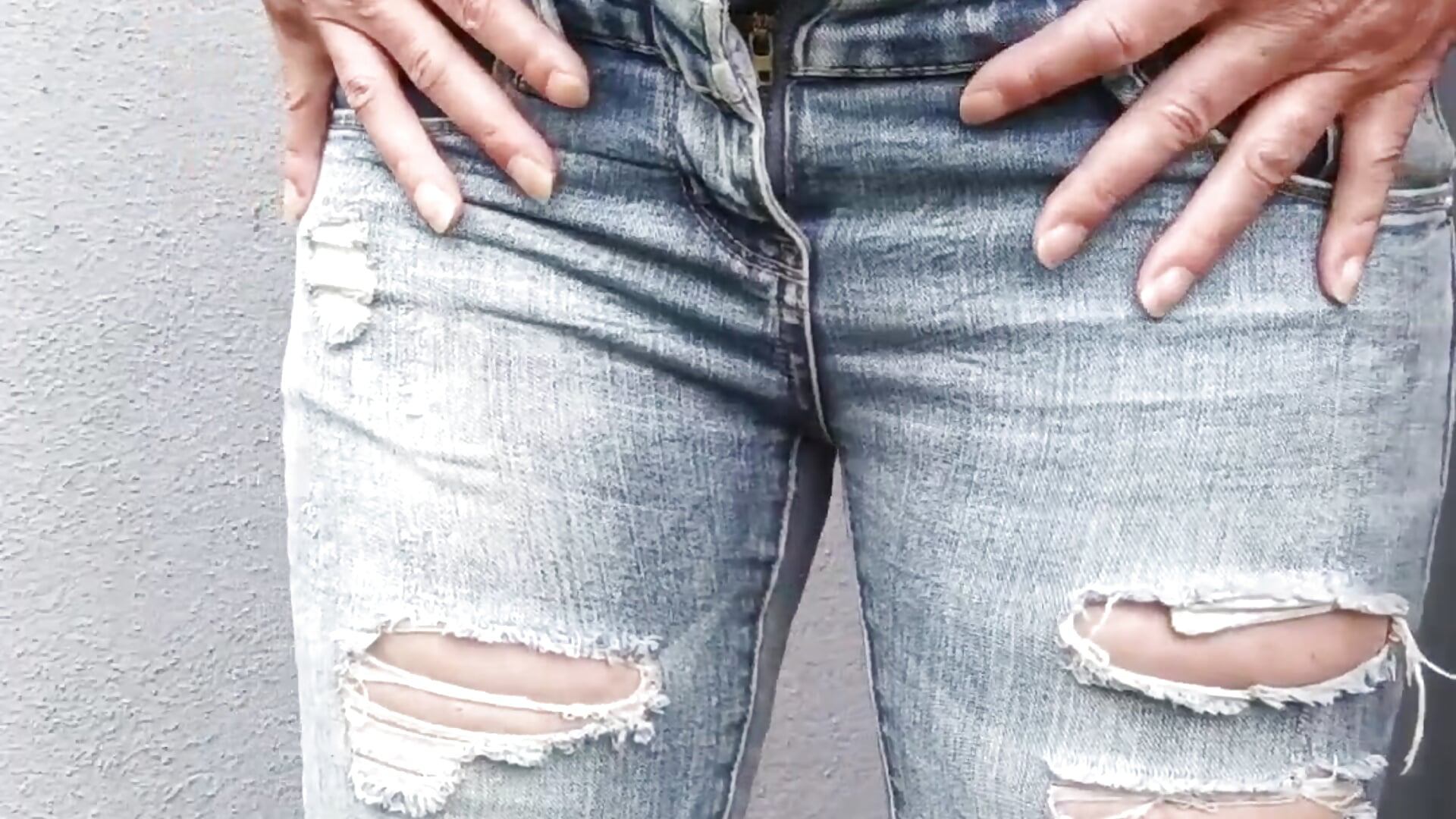 in die enge Jeans gepisst