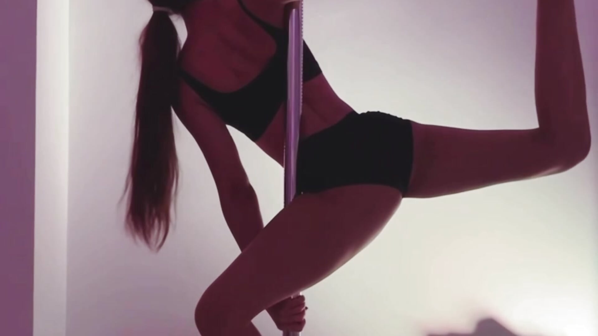 my pole 🥰 - video của người mẫu cam AdeleGilbert