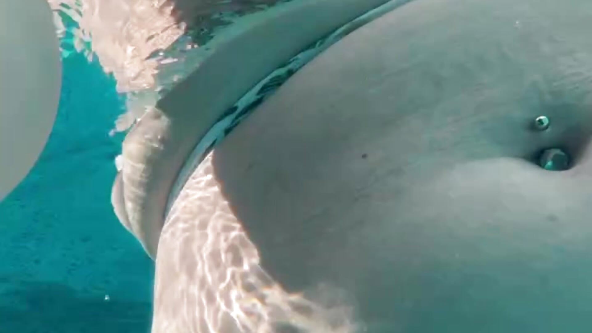 playing with pussy in a submarine in the pool. - LisaElfy 캠 모델의 동영상