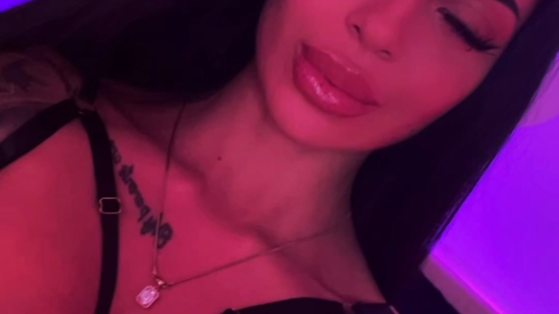 Perfect abs💪🏽🫠 - video by Angela_Myst cam model