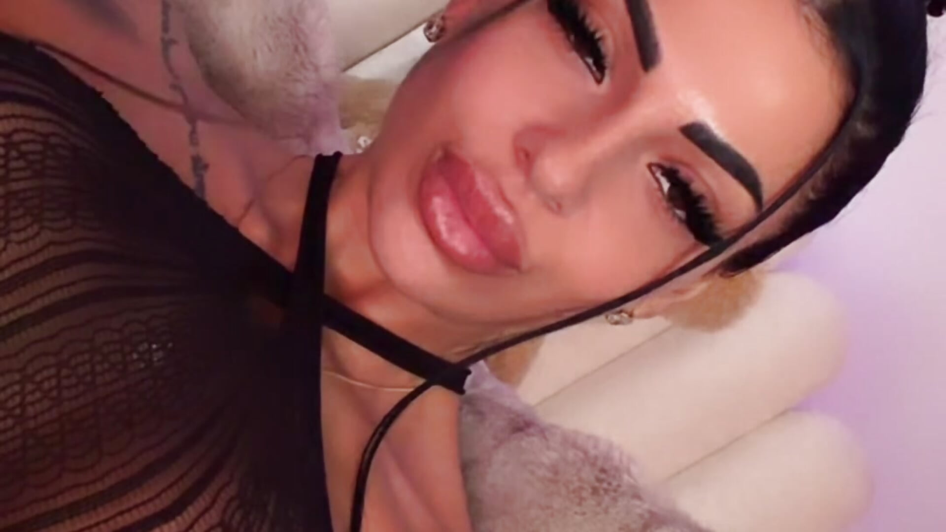 This face need some kisses 🤭 - video của người mẫu cam Angela_Myst