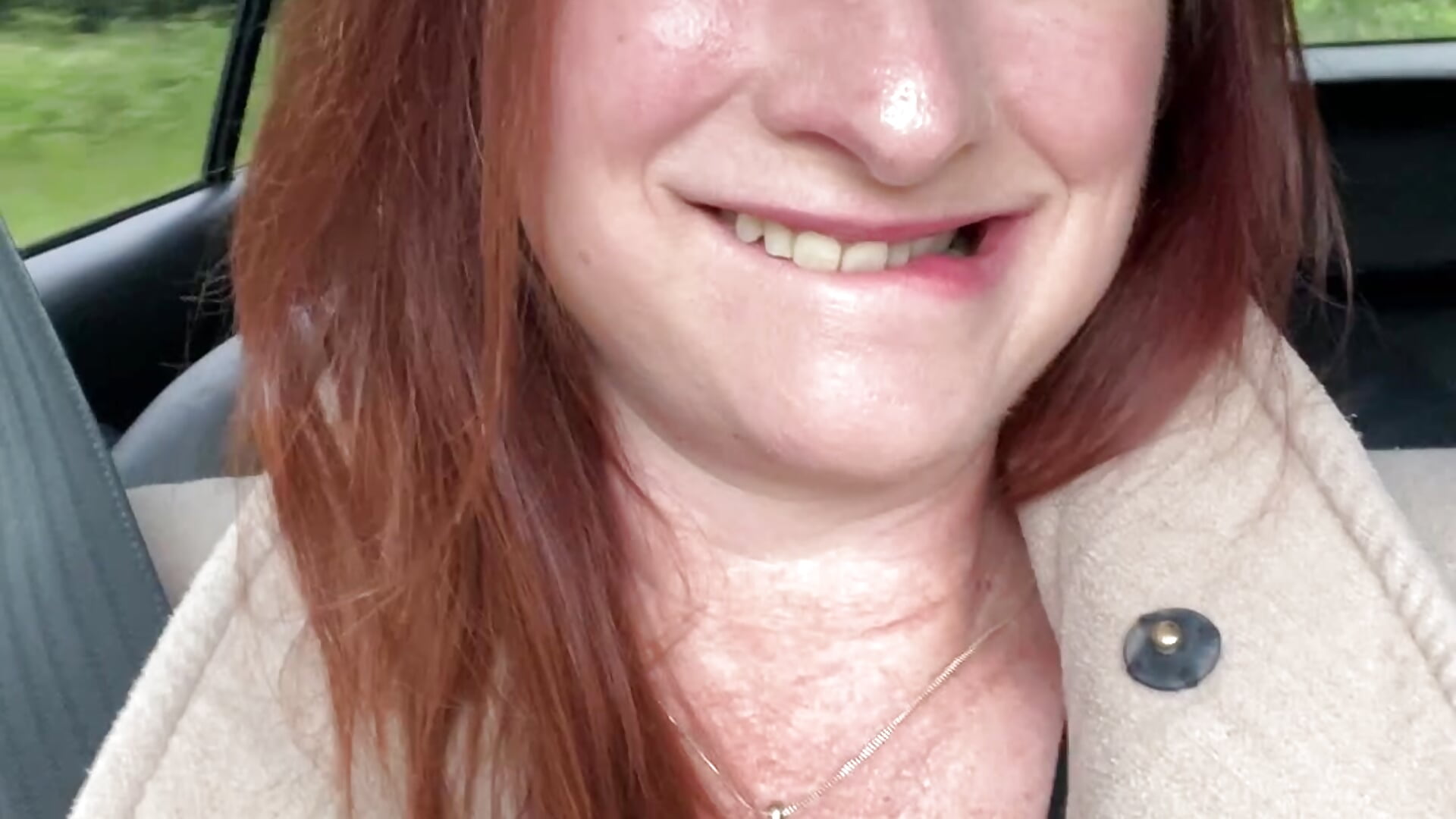 Driving to a naughty club - video van LouiseTswing cam-model