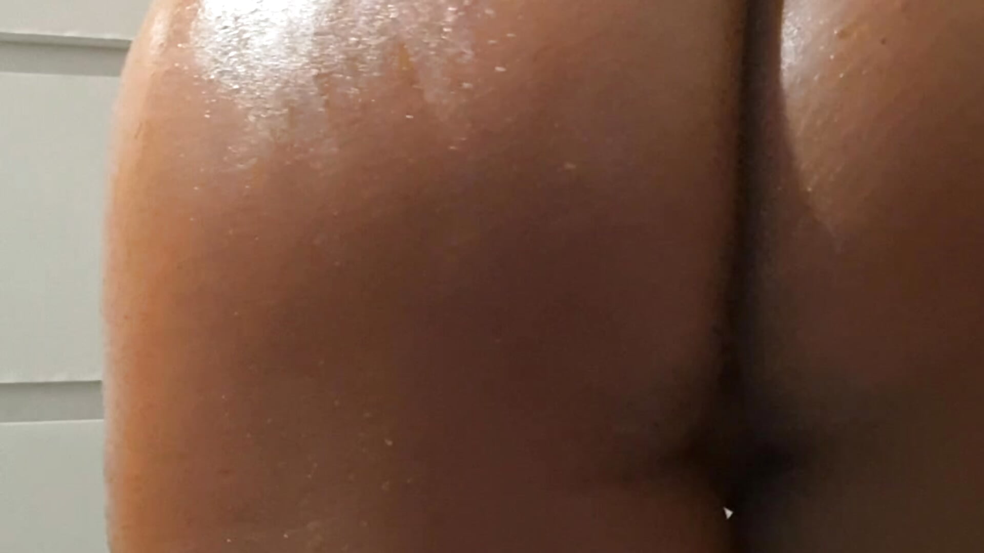 Sculacciate più spalmo olio culo e tette💦❤️ - video by Roxanna85 cam model