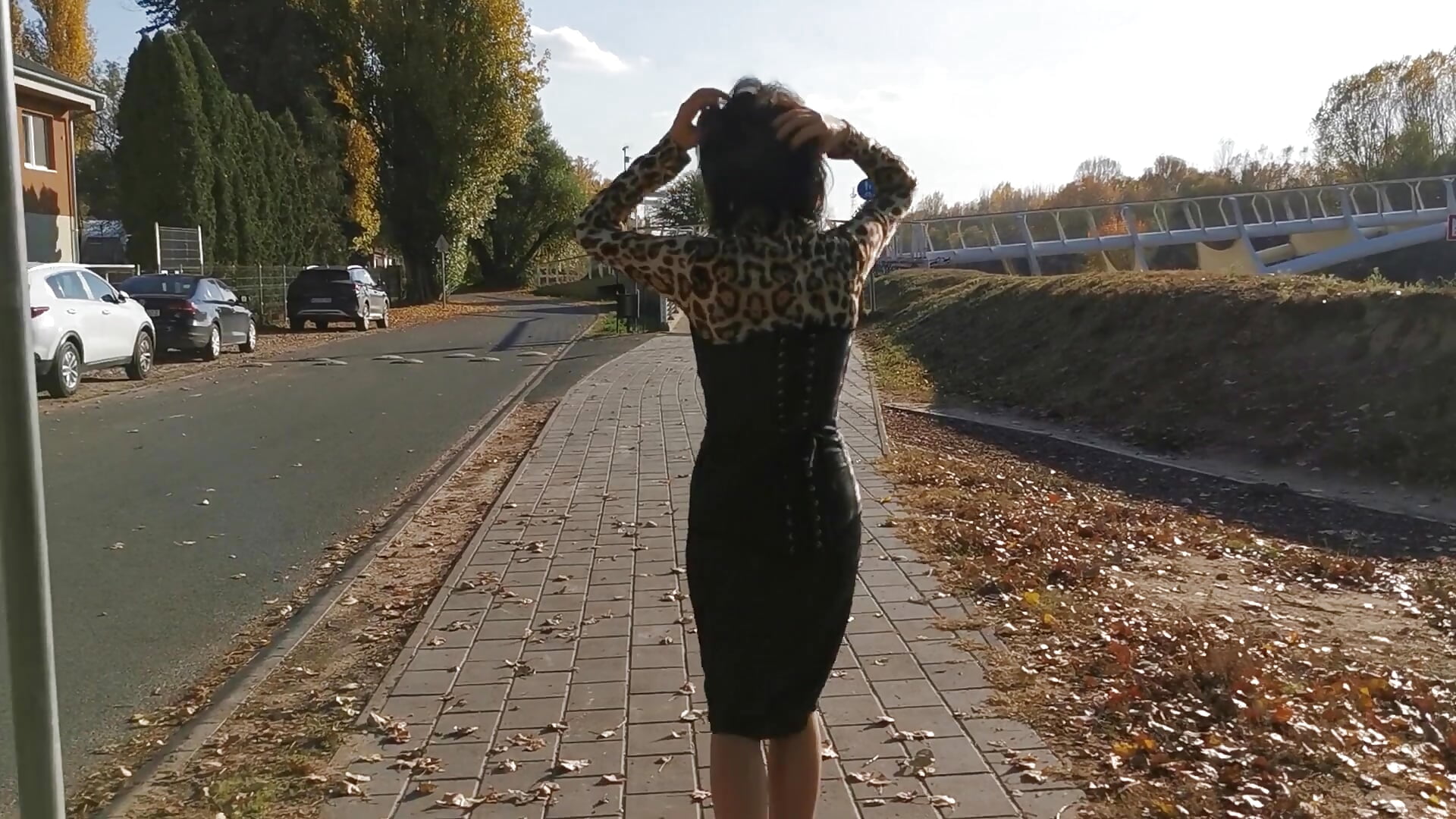 Spaziergang in High-Heels Stieflette, Korsett und Nylons - Video von chillimonia Cam-Model