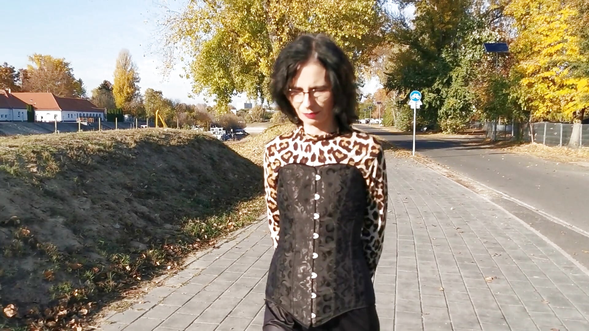 Spaziergang in High-Heels Stieflette, Korsett und Nylons - Video von chillimonia Cam-Model