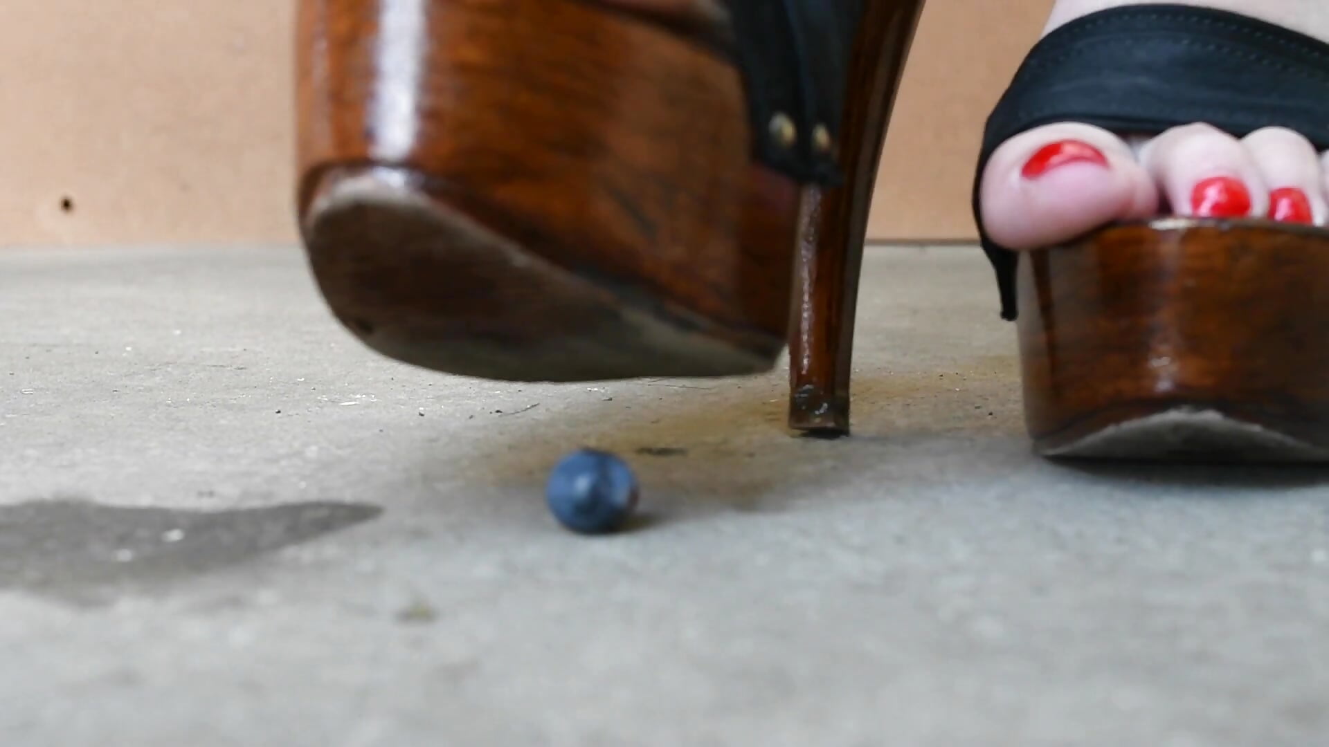 Trauben-Crush mit meinen Heels, Giantess