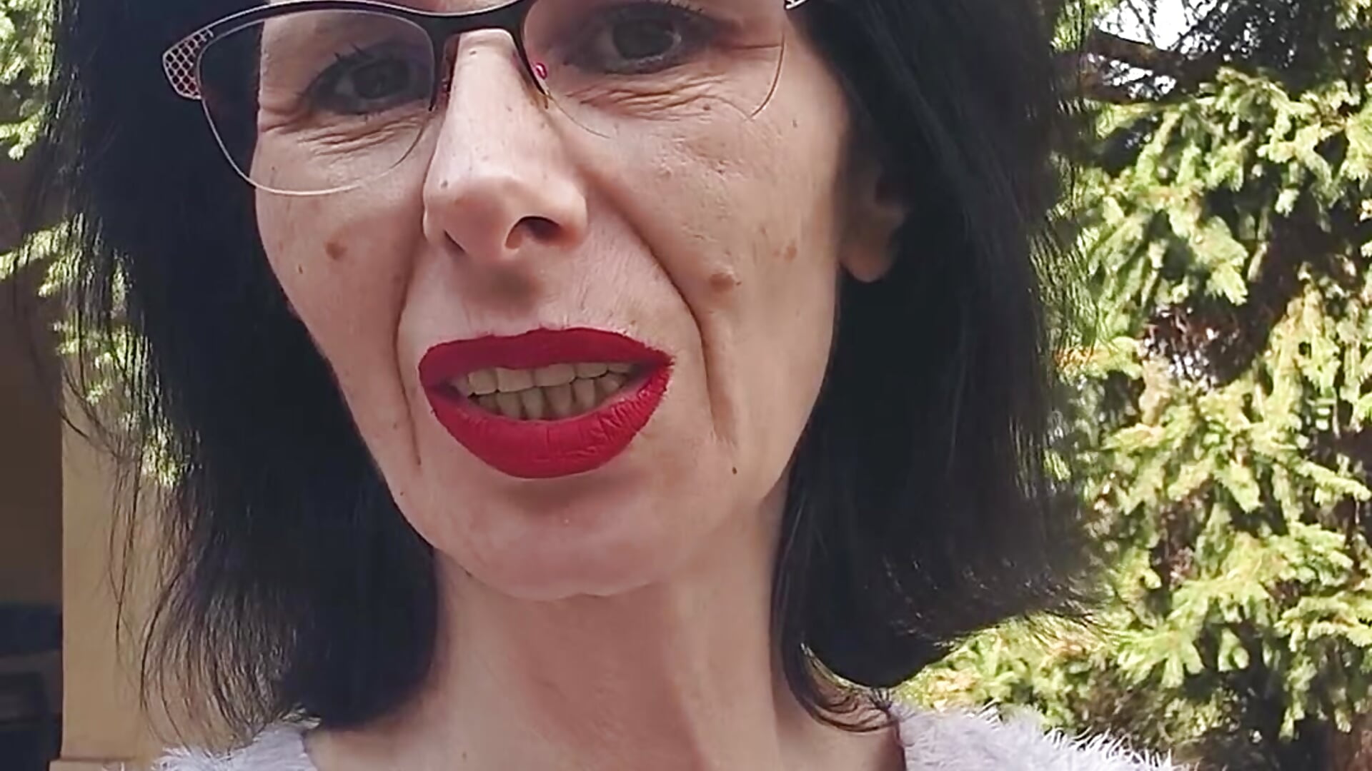 Eine kleine videobotschaft im Garten - فيديو من chillimonia موديل الكام