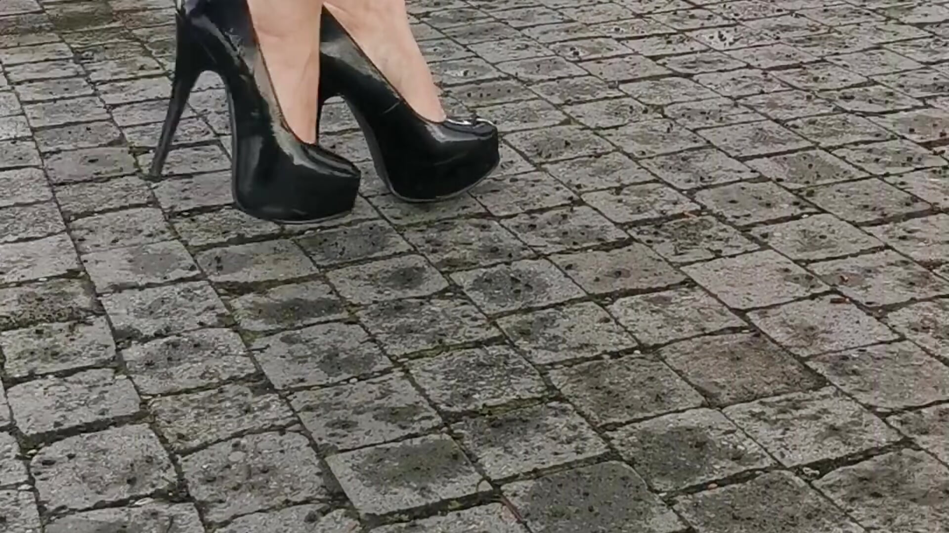 Mit Heels auf Kopfsteinpflaster