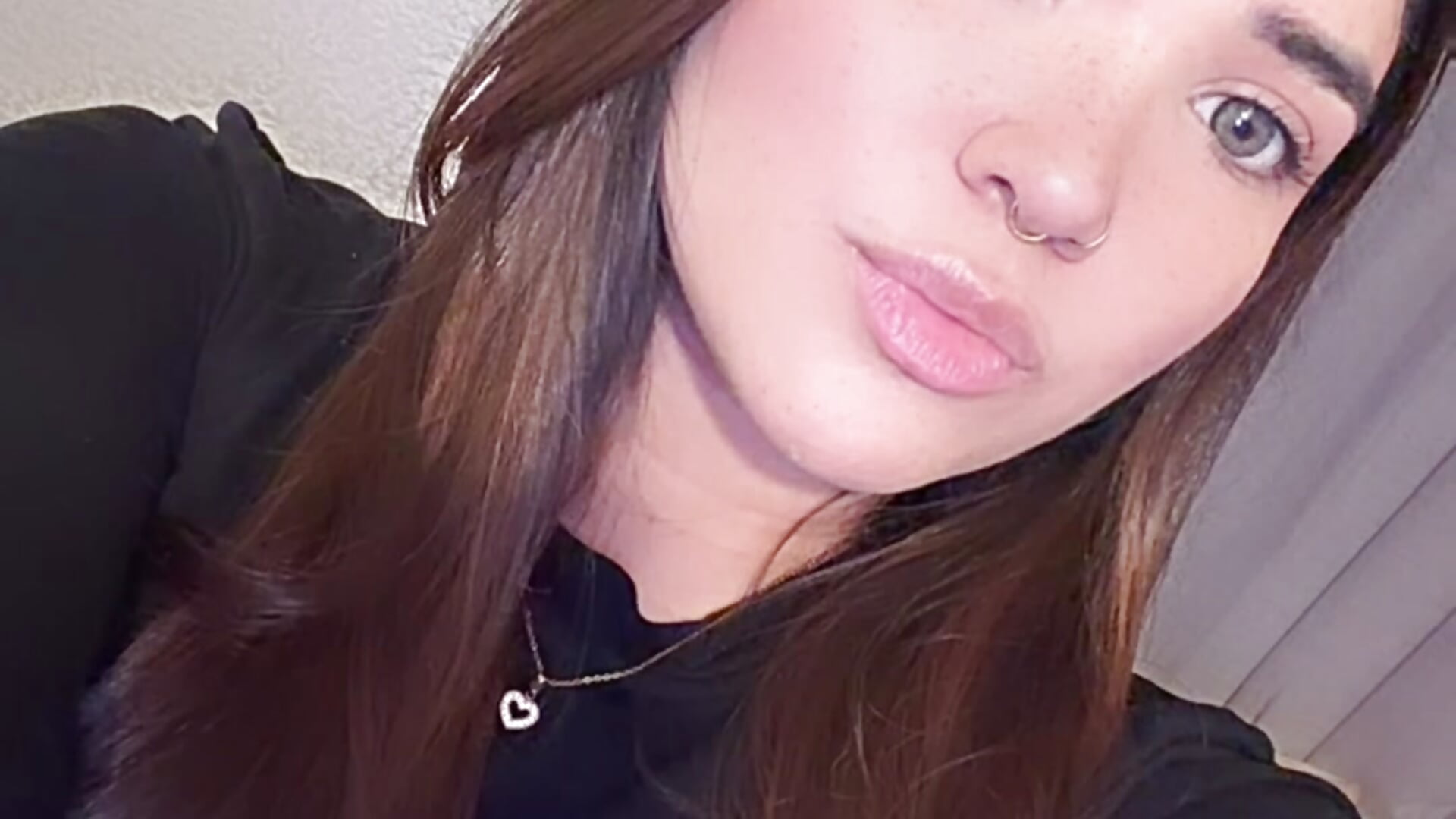 C43A7C0B-D310-4EC2-9BEF-B8265B895A31 - video oleh daniniescobarr kamera model