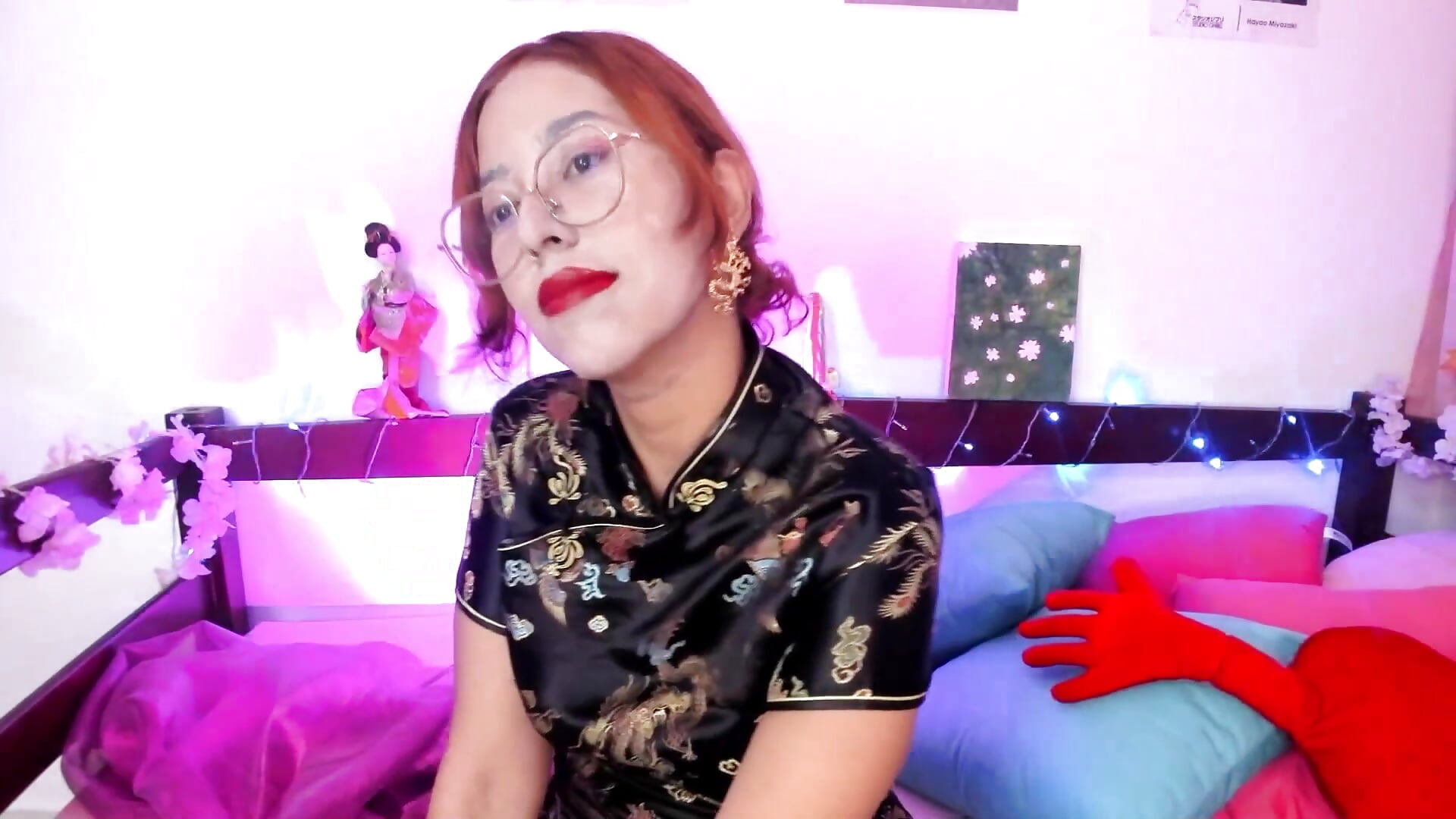 Tried to do a geisha-inspired makeup look… didn’t go as planned 😂 But special thanks to the one who - video by _Moon_Johnson cam model