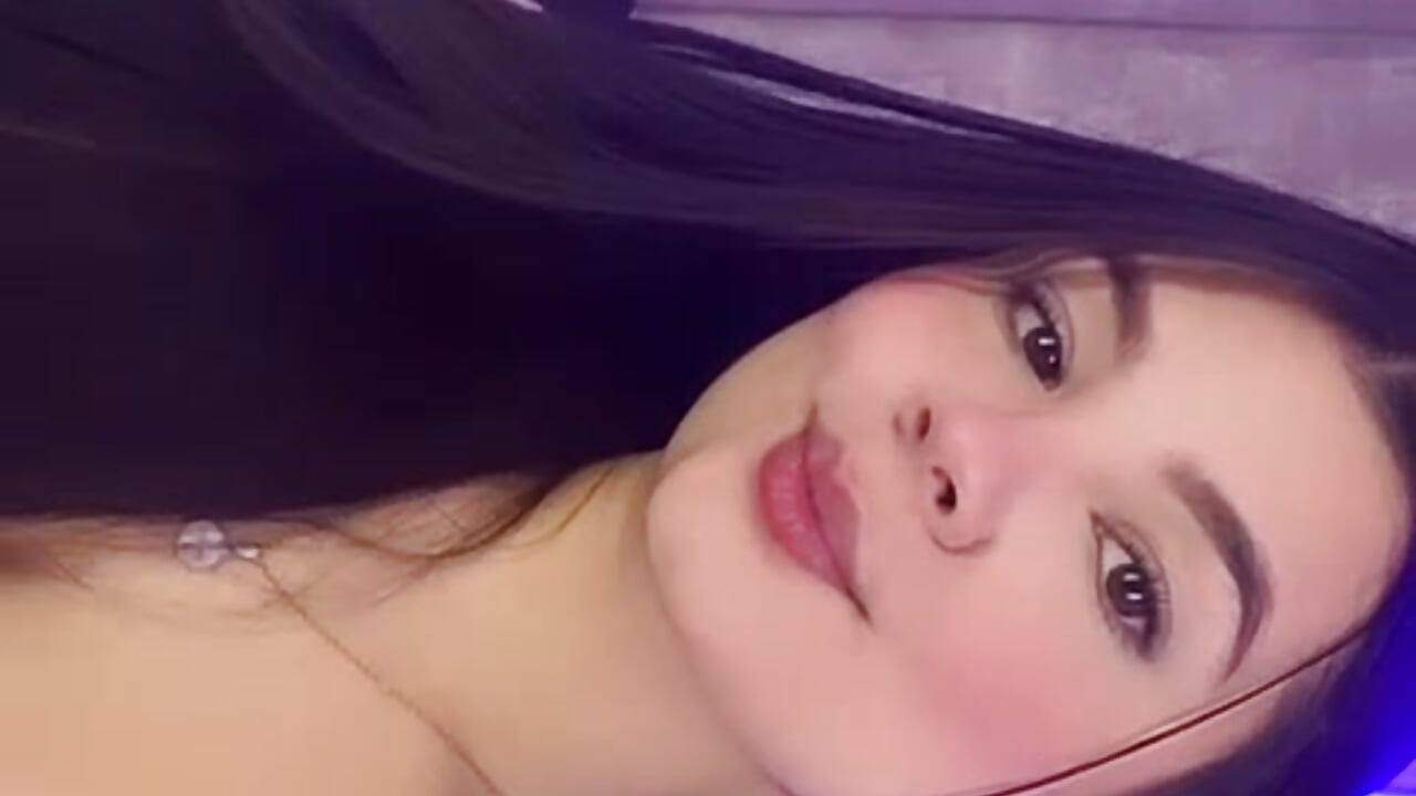Lips ready to kiss!😘 - video by Amberferrer__ cam model