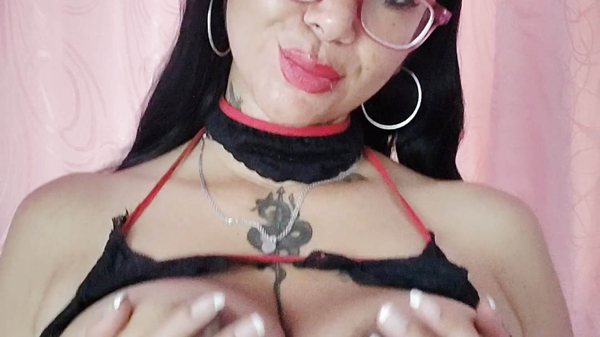 Chupo mis pezones🫐masturbo el dildo con mis boobs🔥