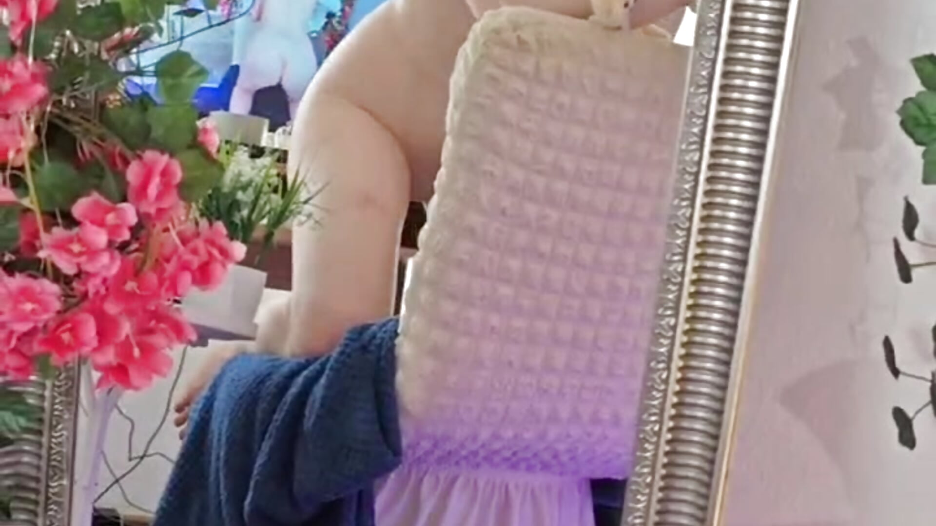 Playful teasing kitten 🍑😺