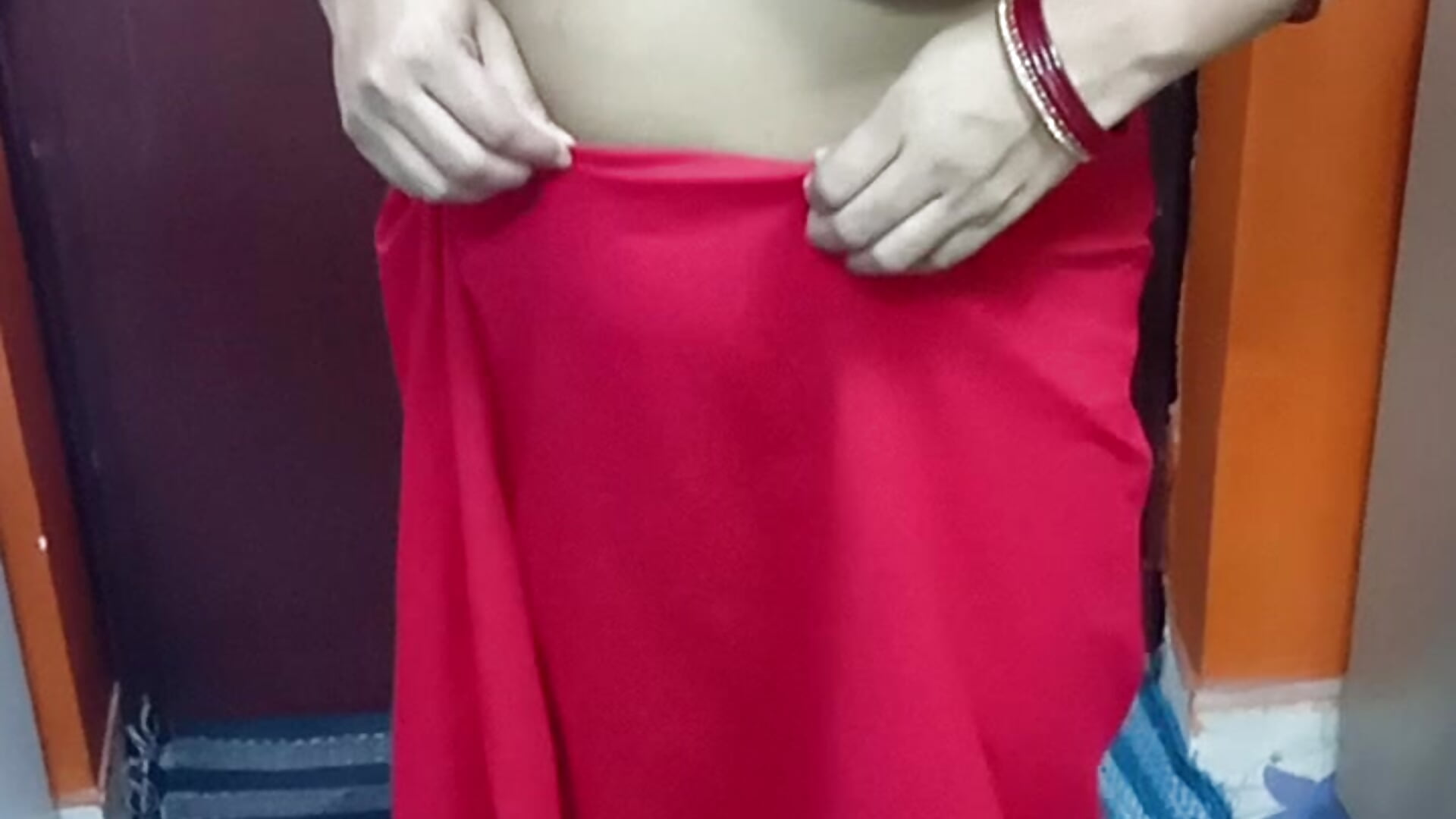 Hot bhabhi in red colour peticoat.
