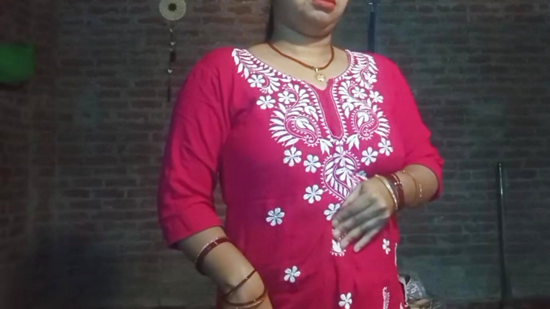 Chubby girl showing full nude.