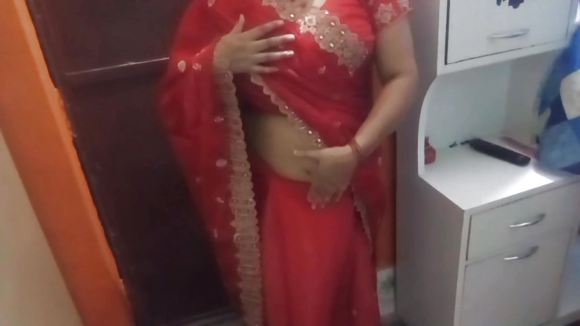 Desi girl showing her cute boobs and pusssy.
