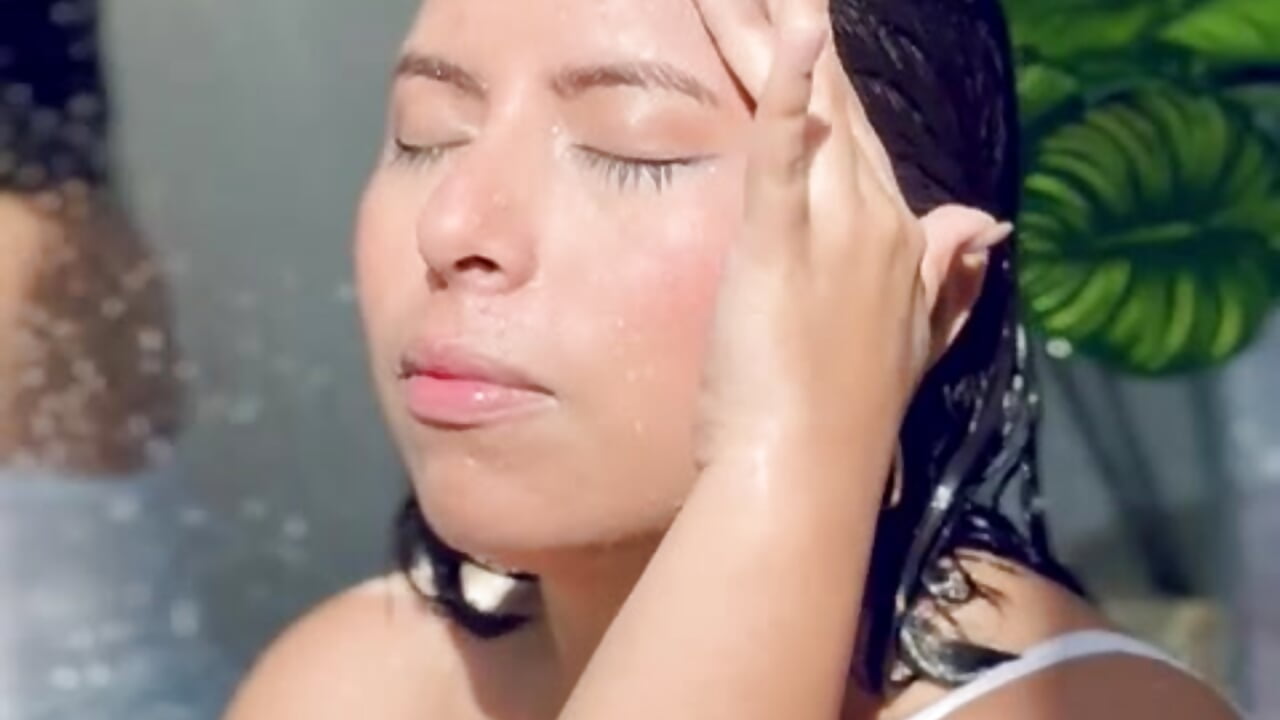 Wet with pleasure - video van Sharlotte_Milk cam-model