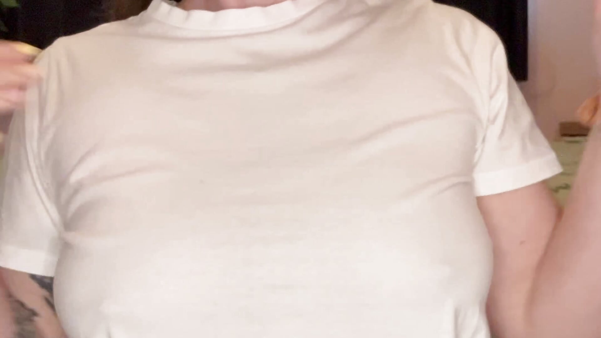 Getting my white t shirt wet 💦 – видео вебкам-модели BonnieUKx