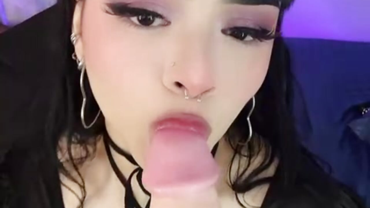 sucking ur soul🍾 - video by maddy_walker cam model