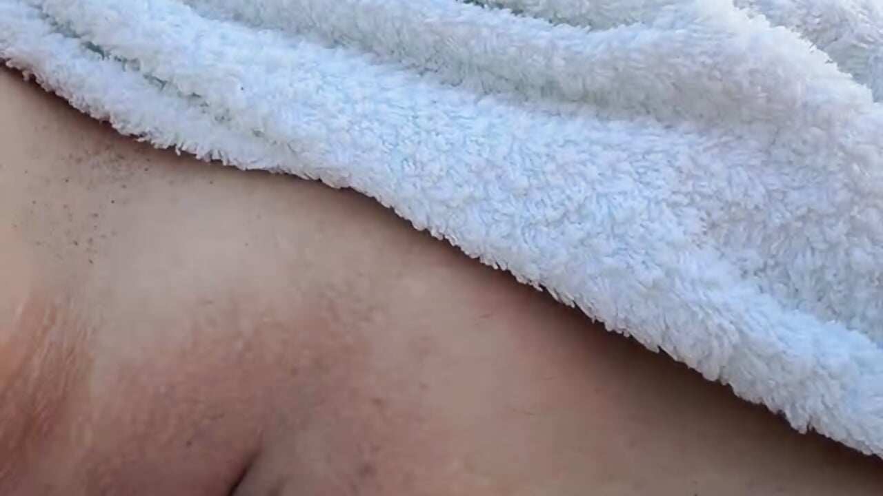He plays with pussy on the beach - فيديو من -OLYA- موديل الكام