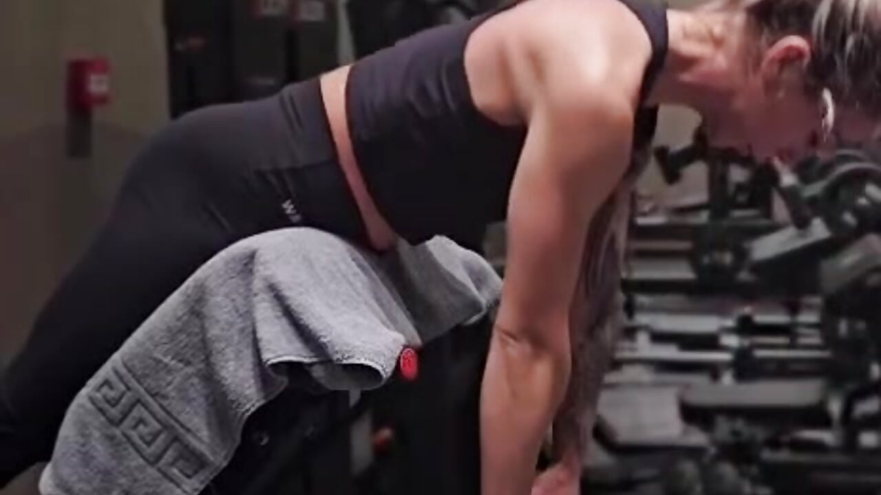 Building up the dream body 💪🏻– NyrobiNova kameramodell videója