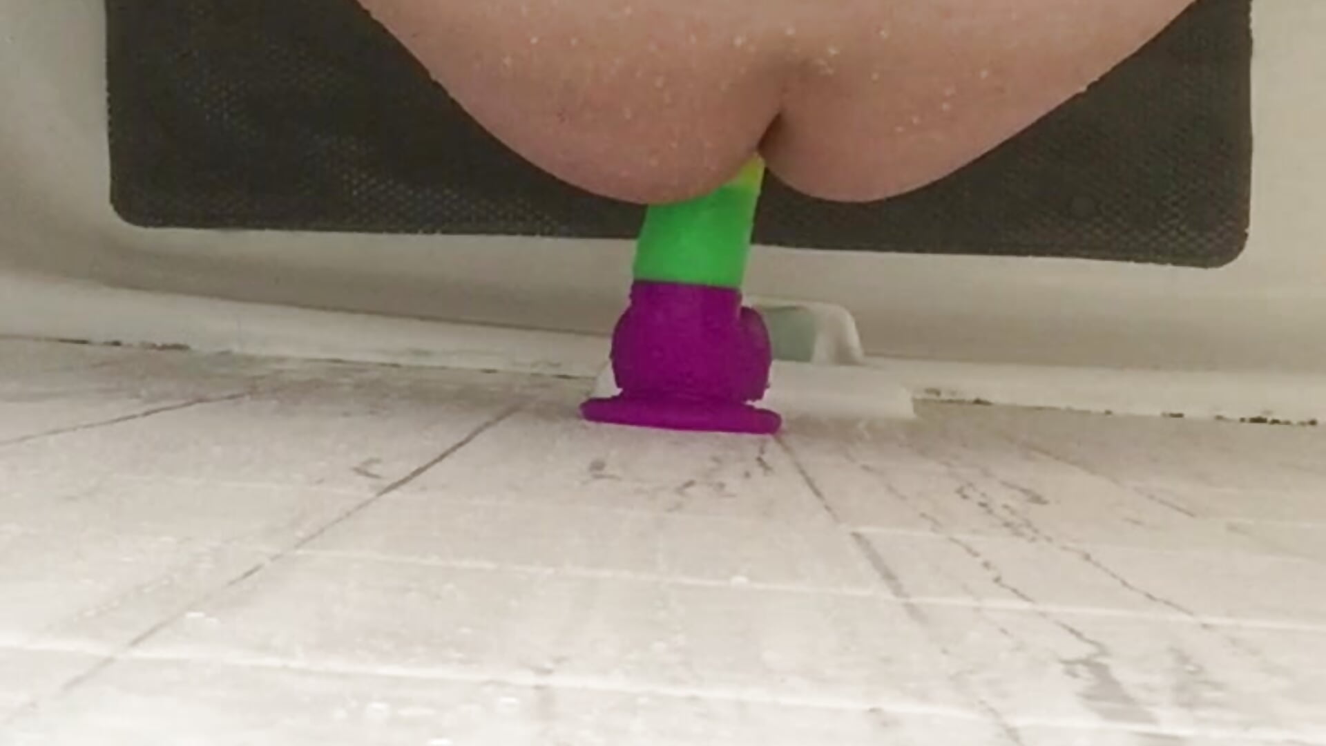 Rainbow Dildo in shower 2, little bit of 💩 - video od modelky/modela Carls_Junior