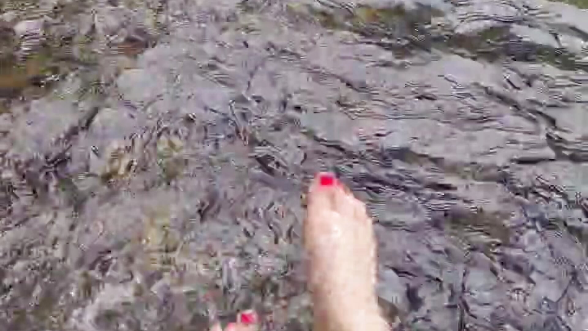 The water is wonderful 🥰✨✨👣💧 - vídeo de la modelo de cam AlondraMendez