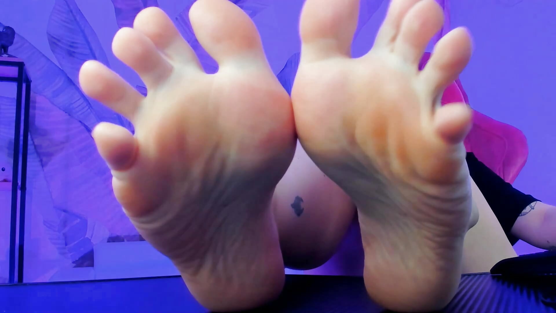 prfect wrinkled soles - vídeo de la modelo de cam NattInRed