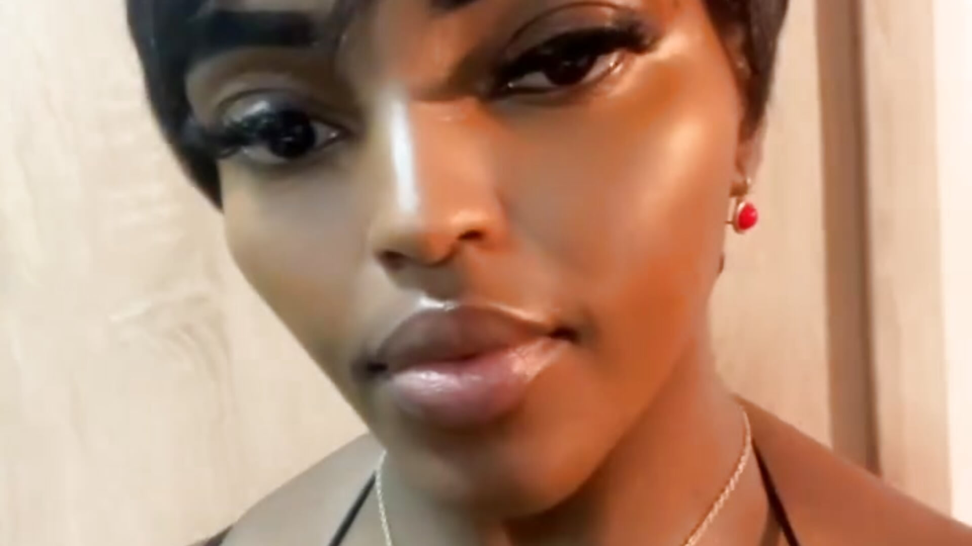 trim,FBC32315-A46E-423F-BA7B-85A8911F7E4F - βίντεο μοντέλου Soy_Bella